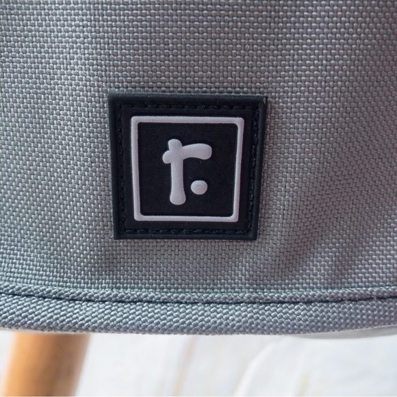 Rickshaw Large Zero Messenger Bag - Grey with Blue Inside - Picture 5 of 16